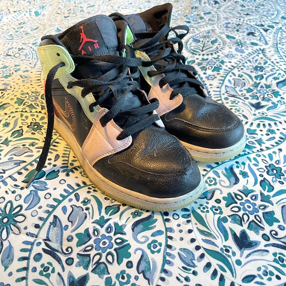 Air Jordan 1 Mid SE size youth 7 (equivalent to a women’s 9).